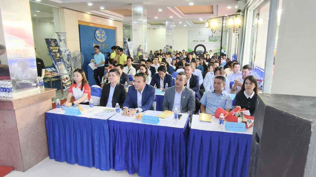 Toàn cảnh sự kiện náo nhiệt cùng đông đảo khách mời, phía trên sân khấu là hoạt động ký kết với các đối tác.